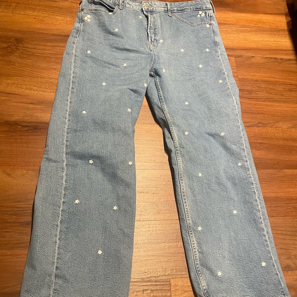 Old Navy Daisy Embroidered Sky Hi Jeans
